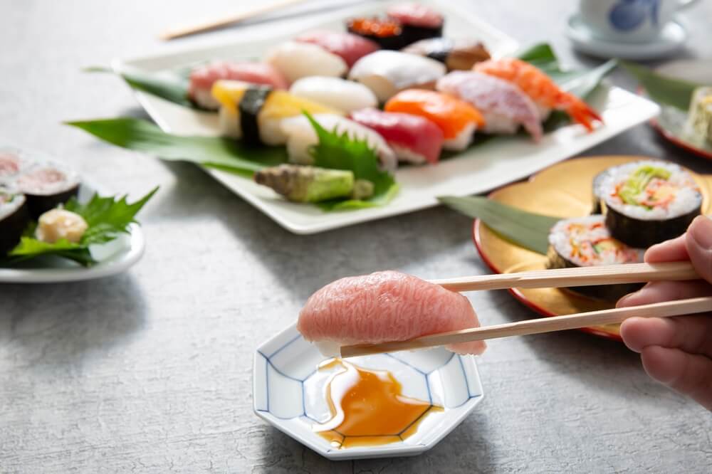 jedzenie sushi